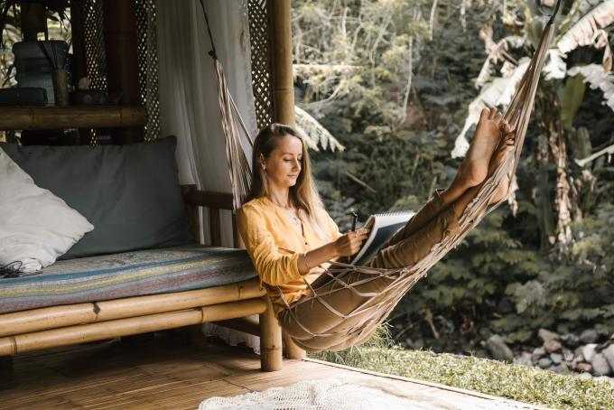 Donna su amaca che legge un libro
