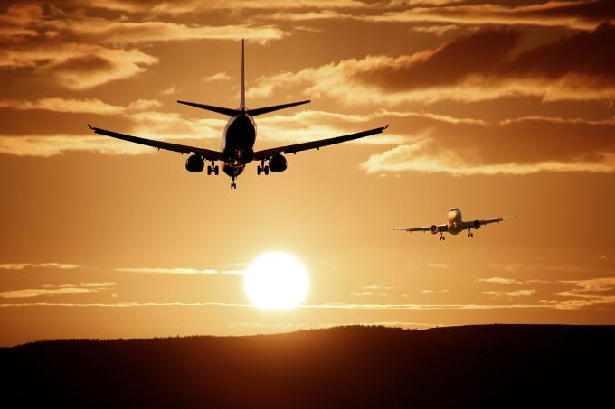 aerei in volo al tramonto